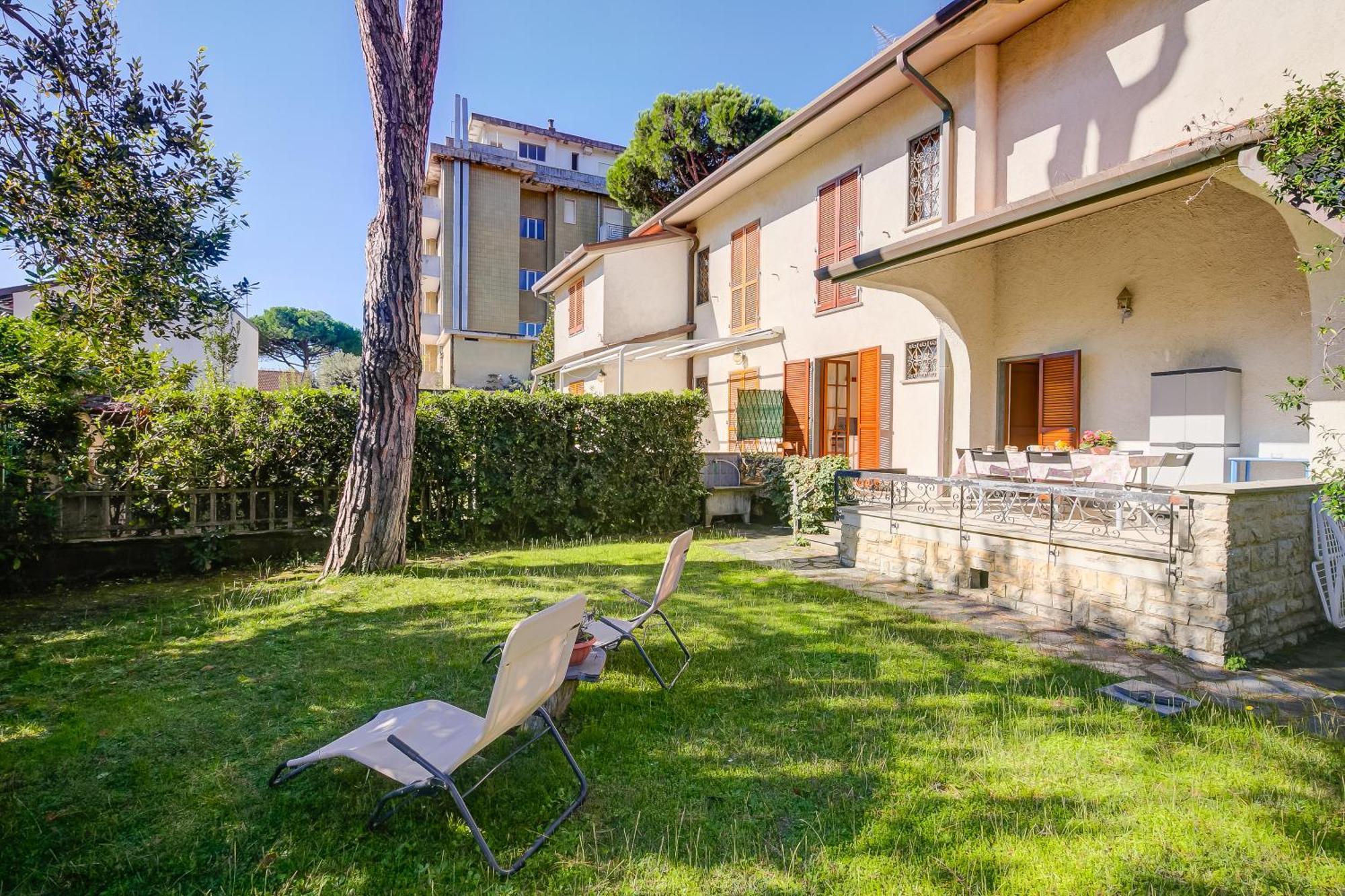 Casa Maddalena Al Mare 600M From Sea - Happy Rentals Marina di Pietrasanta Exterior photo