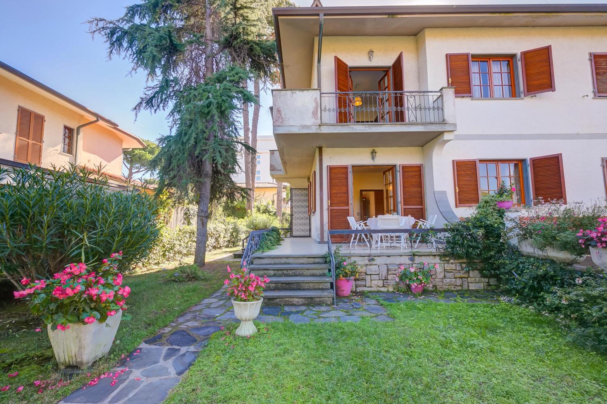 Casa Maddalena Al Mare 600M From Sea - Happy Rentals Marina di Pietrasanta Exterior photo